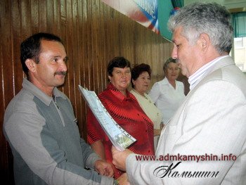 Константинов В.М. вручает дипломы победителям
