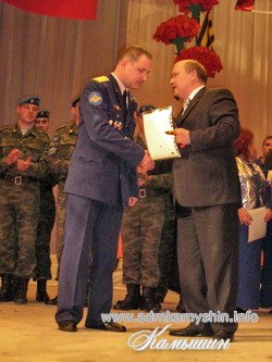 Награды участникам вручает заместитель главы городского округа А.С.Филлипов