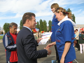 Глава городского округа - город Камышин А.И.Чунаков награждает победителей забега Кросс наций-2008