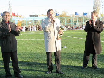 Депутат государственной думы Олег Жолобов поздравляет камышан с открытием нового современного стадиона