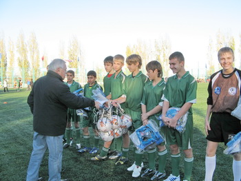 Председатель Волгоградской областной федерации футбола Виктор Петрович Иванов дарит юным футболистам мячи и футбольную форму