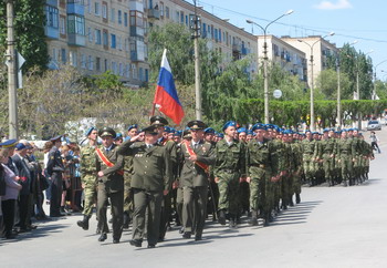 Торжественное прохождение представителей 56-ой десантно-штурмовой бригады