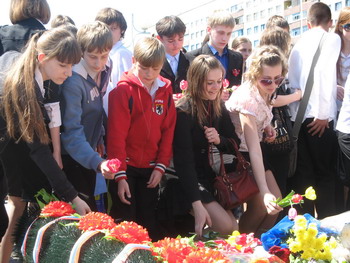 К памятнику А.П.Маресьева камышане возложили цветы