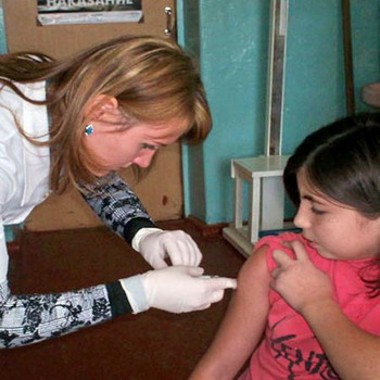 Детям прививка может быть сделана в школе или в детском саду