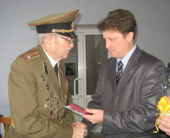 Юбилейную медаль ветерану вручает вице-мэр С.Зинченко