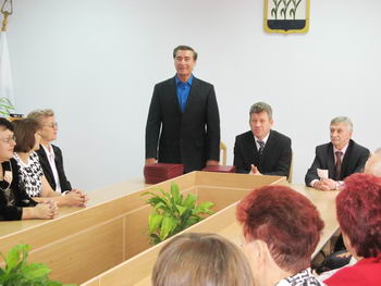 Лучших учителей Камышина приветствует председатель комитета по образованию В.С.Подхватилин
