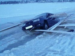 Машина ушла под лед