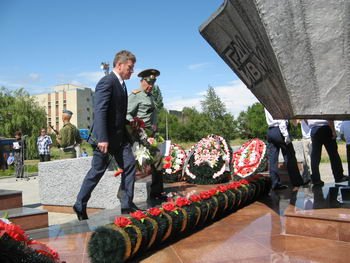 Глава города А.И.Чунаков и председатель городского совета ветеранов Ю.Ф.Ефременко возложили памятный венок
