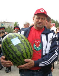 Сергей Васильевич Журавлев - победитель конкурса на самый большой арбуз