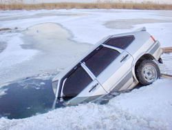 автомобиль ушел под лед