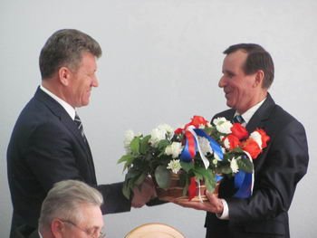 И.И.Иванов (справа) поздравляет с избранием главой городского округа А.И.Чунакова (слева)