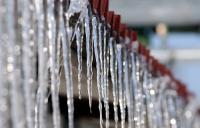 Управление по делам ГОЧС и МП предупреждает о мерах безопасности при сходе снега и падении сосулек с крыш зданий