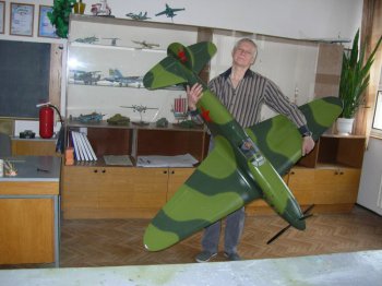 Педагог дополнительного образования Петр Васильевич Сулимов со своей моделью самолета