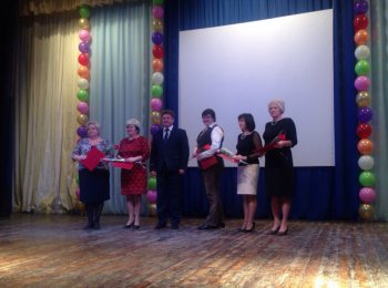 Глава Администрации С.В. Зинченко вручил педагогам Почетные грамоты и ключи от служебных квартир