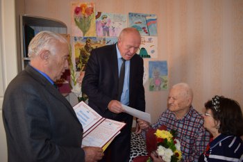 Глава города Владимир Пономарев поздравил участника Сталинградской битвы с 95-летием