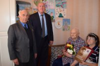 Глава города Владимир Пономарев поздравил участника Сталинградской битвы с 95-летием