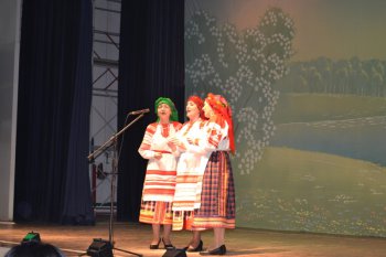 украинская народная песня "Ой, там на гори" исполняют Ольга Седова, Ольга Пронина, Лидия Линькова
