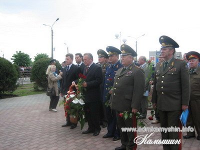 Губернатор Н.Максюта и мэр Камышина А.Чунаков возлагают цветы