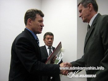 Глава городского округа А.И.Чунаков вручает Почетные грамоты Администрации города Камышин