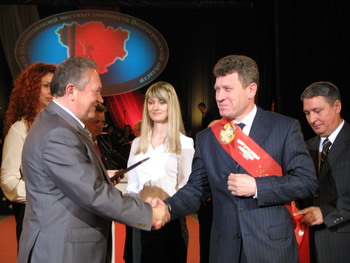 Губернатор вручает награды мэру Александру Чунакову