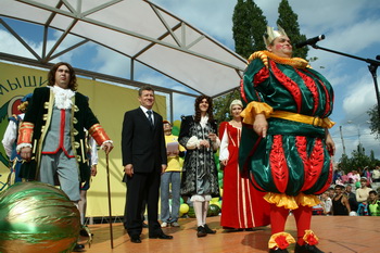 Арбузный фестиваль (в центре глава города Александр Чунаков)
