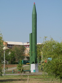 Вот такой макет ракеты установлен в музее боевой техники под открытым небом в Камышине