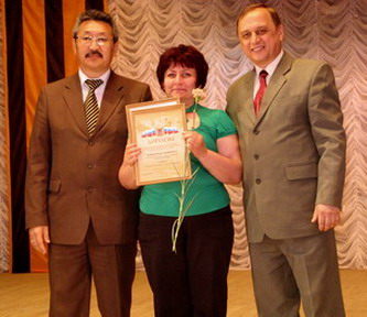 Заместитель губернатора А.Дорждеев вручает дипломы победителям конкурса Лучший ТОС - 2008