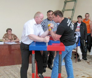 Идут соревнования по армспорту - Николай Колесниченко слева