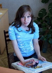Гринченко Кристина на занятиях по ковровой вышивке