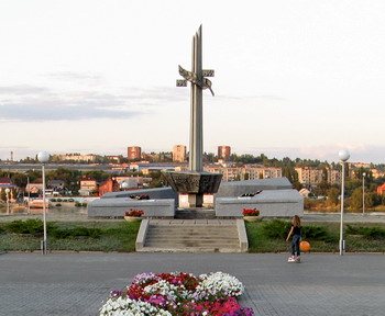 Стела в парке Победы в честь камышан, погибших во время Великой отечественной войны