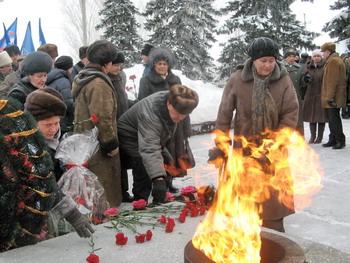К вечному огню пришли ветераны Сталинградской битвы