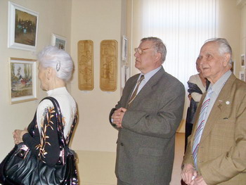 В Камышинской картинной гелерее (справа - Алексей Петров)