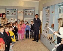 Экскурсия в школьном музее Д.М.Карбышева