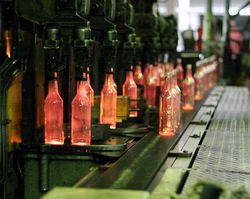 Конвейер производства стеклянных бутылок на Камышинском стеклотарном заводе