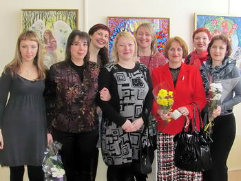 Группа авторов работ, представленных на выставке Полет души-2011 (фото М.Караваева)
