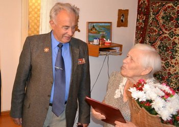 Ю.Ф. Ефременко поздравляет ветерана