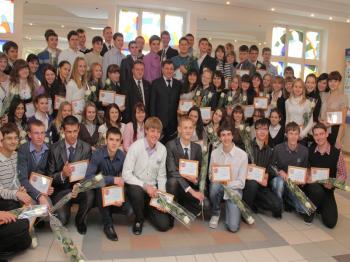 Сергей Боженов вручил лучшим студентам Волгоградской области сертификаты на получение губернаторской стипендии