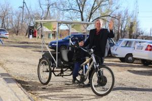 Электровелосипед на солнечных батареях «Гелиос» оценили жители с.Горный Балыклей