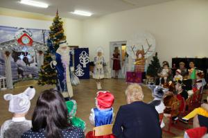 Воспитанников Камышинского детского дома поздравили с новогодними праздниками