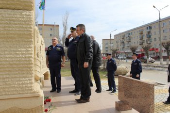 Возложение цветов к памятнику Герою России Александру Колгатину