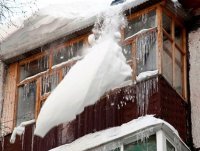 Управление по делам ГОЧС и  МП предупреждает о мерах безопасности при сходе снега и падении сосулек с крыш зданий