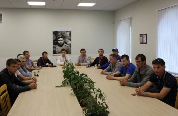 Глава города встретился с хоккейной командой «Металлург» г. Камышина