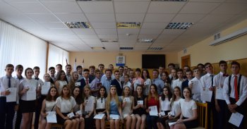 Глава Администрации вручил золотые значки ГТО выпускникам общеобразовательных школ города